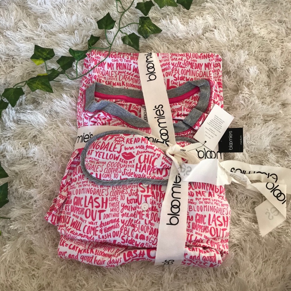 BLOOMINGDALE’S PAJAMA SET